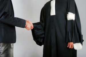 Justice - Avocat et client se serrant la main